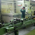 Christol-Mitarbeiter bei der Kühlschmierstoffüberwachung